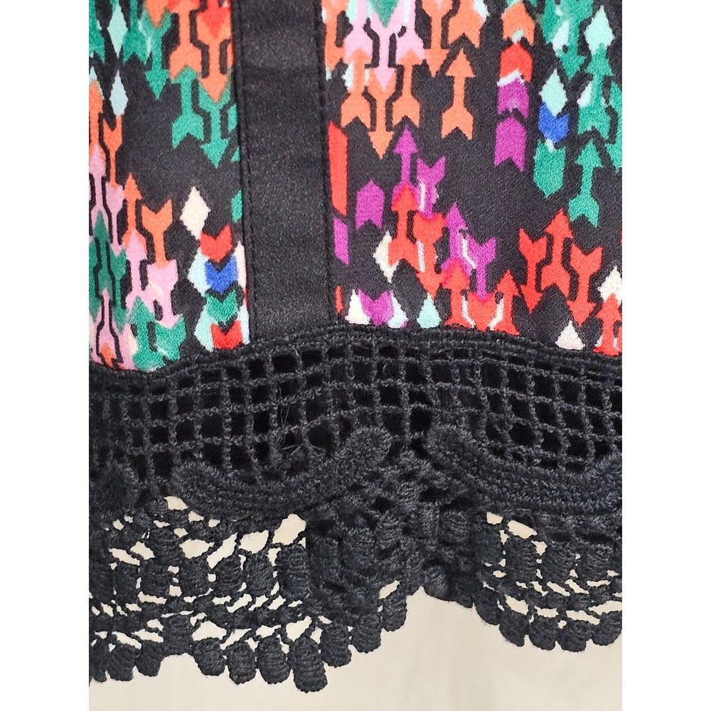 Signature Studio Woman Geometric Arrow Print Lace Trim V-Neck Top 2X Black Multi - Picture 4 of 6